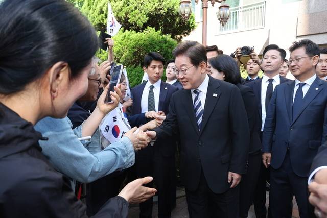 ▲ 이재명 대통령이 4일 인천 계양구 사저를 출발하며 주민, 지지자와 인사하고 있다. 연합뉴스
