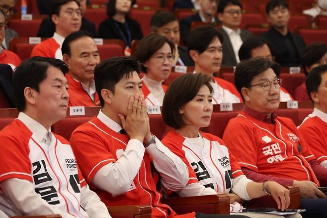 ▲ 국민의힘 김용태 비상대책위원장, 권성동 원내대표, 안철수, 나경원 의원 등이 3일 서울 여의도 국회도서관에 마련된 국민의힘 제21대 대통령선거 개표상황실에서 방송사 출구조사 결과를 지켜보고 있다 [연합뉴스]