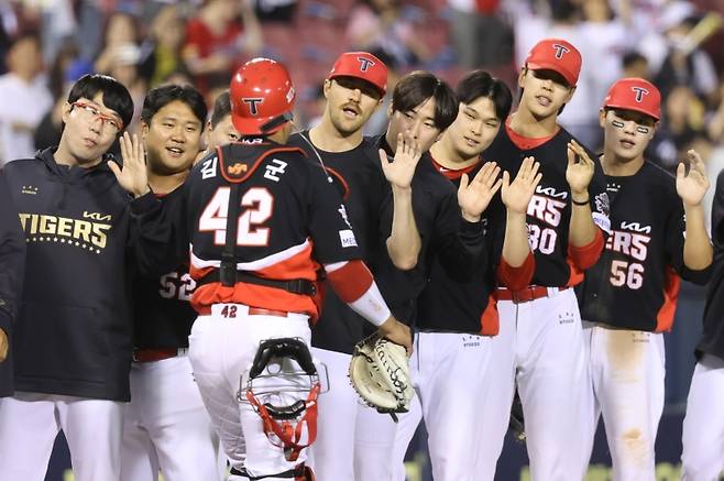 ▲ 4일 서울 잠실구장에서 열린 두산 베어스와의 경기에서 승리한 뒤 하이파이브하는 KIA타이거즈 선수단 [KIA타이거즈]&nbsp;