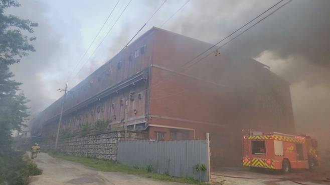 2025년 5월 19일 오후 5시쯤 경남 합천군 율곡면의 한 돈사에서 화재가 발생했다. (화면제공: 경남소방본부)