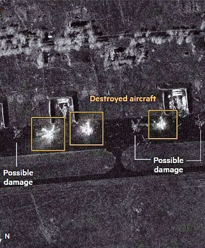 < 공습 전후 러 공군기지 > 공습 직후인 6월 2일 위성사진에선 파괴됐거나(네모 표시) 파손 가능성이 있는 군용기가 보인다. 벨라야는 우크라이나 수도 키이우에서 4980㎞ 떨어져 있다.  파이낸셜타임스 홈페이지 캡처