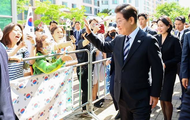 이재명 대통령이 인천 계양구 사저에서 주민들과 인사하며 첫 출근하고 있다. 사진=연합뉴스