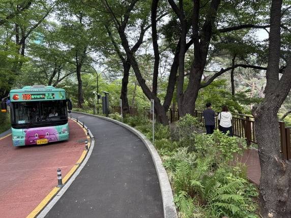 남산 남측순환로 보행자 전용 덱 조성 후의 모습. /사진=서울시