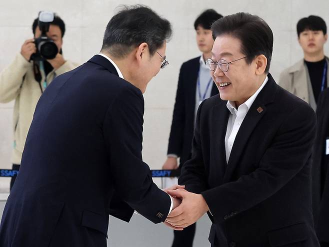 지난 3월 20일 오전 서울 강남구 삼성 청년 소프트웨어 아카데미(SSAFY)에서 열린 청년 취업 지원을 위한 현장 간담회에 앞서 이재명 당시 더불어민주당 대표가 마중 나온 이재용 삼성전자 회장과 인사하고 있다. 사진=뉴스1