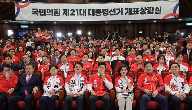 3일 서울 여의도 국회 도서관에 마련된 국민의힘 개표 상황실에서 선대위원장들이 제21대 대통령 선거 방송3사 출구조사 결과를 보고 있다. (왼쪽부터)  윤상현, 손학규, 양향자, 안철수, 김용태, 나경원, 권성동, 김기현. 2025.06.03 사진=한경 임형택 기자