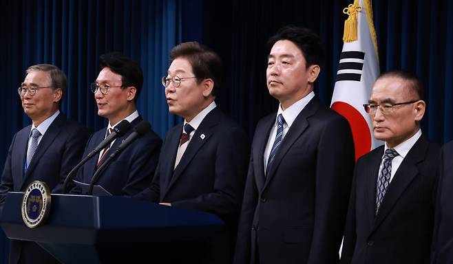 이재명 대통령이 4일 서울 용산 대통령실 청사에서 열린 새 정부 첫 인사 발표를 하고 있다 / 사진=연합뉴스
