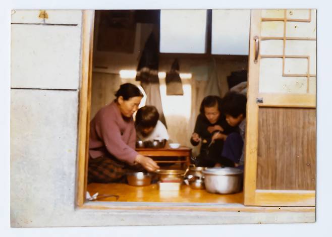 이재명 대통령 당선인이 1980년 경기 성남시로 이주한 지 4년 만에 지하를 벗어나 처음 1층으로 이사한 날 가족들과 밥을 나눠 먹고 있다. 이 당선인 측 제공