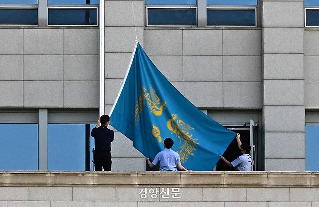 이재명 대통령 임기 첫날인 4일 서울 용산 대통령실청사에서 봉황기가 게양되고 있다. 대통령실사진기자단