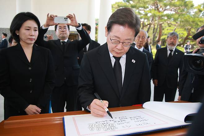 이재명 대통령이 4일 오전 동작구 국립서울현충원에서 참배를 마친 뒤 방명록을 작성하고 있다. 김창길 기자