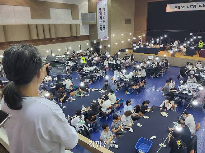 한 개표관람인이 4일 서울 중구 중구구민회관에 마련된 제21대 대통령선거 개표소에서 개표현장을 촬영하고 있다. 김태욱 기자