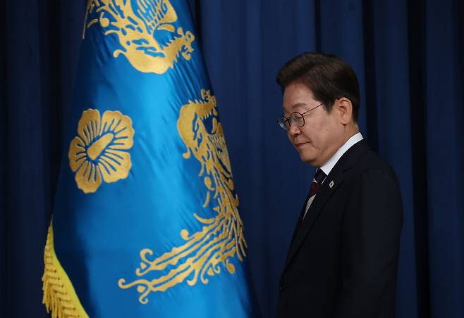 이재명 대통령이 4일 국무총리 후보자 등 새 정부 첫 인사를 발표하기 위해  대통령실 청사 브리핑룸에 들어서고 있다. 김창길 기자