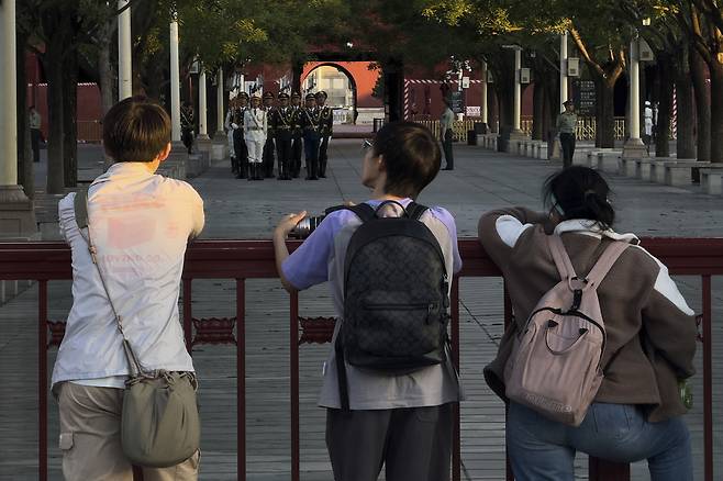 톈안먼 항쟁 36주년 하루 전인 3일 방문객들이 자금성 쪽을 지켜보고 있다.  AP연합뉴스