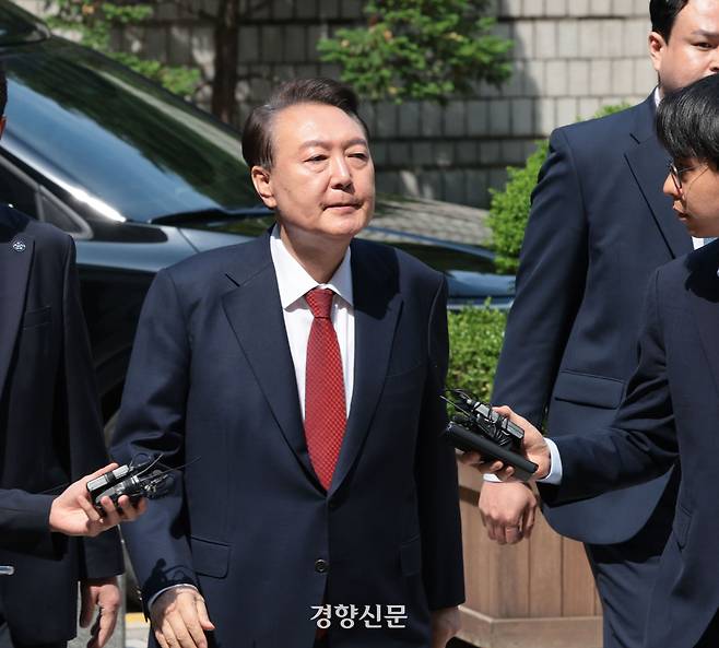 윤석열 전 대통령이 지난달 26일 서울 서초구 서울중앙지방법원에서 열린 내란 우두머리 혐의ㆍ직권남용 권리행사 방해 혐의 사건 5차 공판에 출석하고 있다.  사진공동취재단
