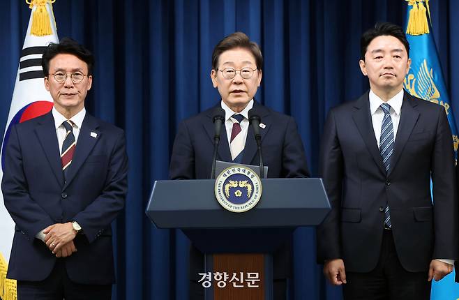 이재명 대통령이 4일 용산 대통령실 청사에서 열린 인사브리핑에서 새 정부 첫 번째 인선을 발표하고 있다. 왼쪽부터 김민석 국무총리 지명자, 이 대통령, 강훈식 대통령비서실장. 김창길 기자