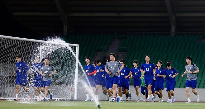 홍명보호, 승리를 향하여 ‘담금질’ 축구대표팀이 2026 북중미 월드컵 아시아 지역 3차 예선 이라크전을 이틀 앞둔 3일(현지시간) 이라크 바스라 알파이하 스타디움에서 첫 훈련을 하고 있다. 대한축구협회 제공