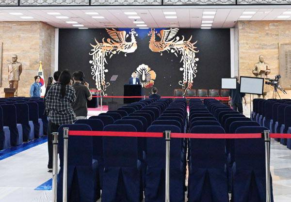 21대 대통령 취임을 하루 앞둔 3일 국회 본청 로텐터홀에서 취임식 리허설이 진행되고 있다. 새 대통령은 4일 국회에서 취임식을 갖고 곧바로 임기를 시작한다.  김정록 기자