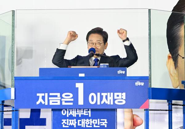 제21대 대통령으로 당선된 더불어민주당 이재명 대선 후보가 4일 서울 여의도 국회 인근에서 당 주최로 열린 국민개표방송 행사에 참석해 연설하고 있다. 공동취재단 제공