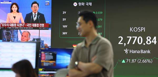 이재명 대통령이 취임한 4일 코스피가 2% 이상 오르며 2770선을 넘기는 등 허니문 랠리에 대한 기대감이 나온다. 이날 서울 하나은행 딜링룸 스크린에 코스피 지수와 이재명 대통령 취임 관련 뉴스가 송출되고 있다. 연합뉴스