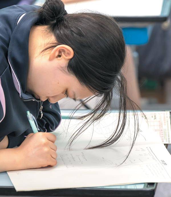 2026학년도 대학수학능력시험 6월 모의평가 시행일인 4일 오전 부산 사상구 주례여고에서 3학년 학생이 문제를 풀고 있다.  이원준 기자