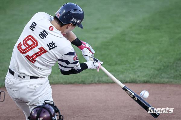 4일 부산 사직구장에서 열린 키움과 3연전 두 번째 경기에서 롯데 타자 윤동희가 날아오는 타구를 힘껏 치고 있다. 롯데 자이언츠 제공