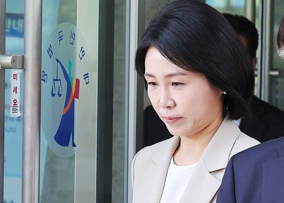 Kim Hye-kyung, wife of Democratic Party presidential candidate Lee Jae-myung, leaves Suwon High Court in Yeongtong District, Suwon, Gyeonggi, on May 12. [YONHAP]
