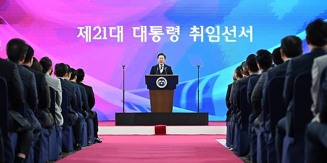 President Lee Jae-myung delivers his inaugural address at the National Assembly in Yeouido, western Seoul, on June 4. [KIM SEONG-RYONG]