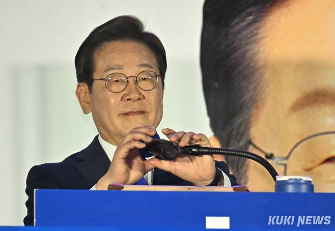 이재명 더불어민주당 대선 후보가 4일 새벽 서울 여의도 국회 앞 대로에 마련된 더불어민주당 개표방송 행사장에서 수락연설을 하고 있다. 유희태 기