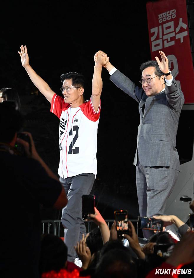 김문수 국민의힘 대통령 후보와 이낙연 전 국무총리가 제21대 대통령 선거를 하루 앞둔 2일 오후 서울 중구 서울시청 앞 광장에서 열린 ‘울려라 함성, 들어라 승리의 메아리’ 피날레 유세에서 지지자들을 향해 인사하고 있다. 곽경근 대기자