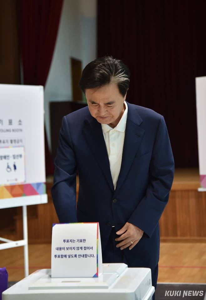 김태흠 충남지사가 3일 보령시 웅천초등학교에 마련된 웅천읍 제2투표소를 찾아 제21대 대통령선거 투표를 하고 있다.