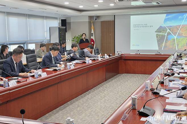 충남도는 4일 도청 중회의실에서 박정주 행정부지사 주재로, ‘산림자원연구소 이전 기본구상(계획) 및 타당성 조사 용역 중간보고회’를 개최했다.&nbsp;