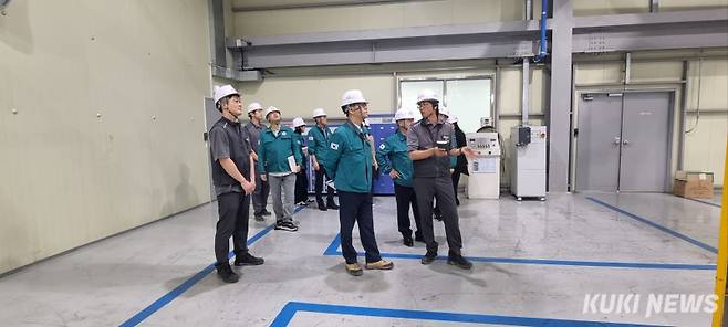 신동헌 충남도 자치안전실장이 당진의 한 산업 현장을 방문해 안전점검을 하고 있다.