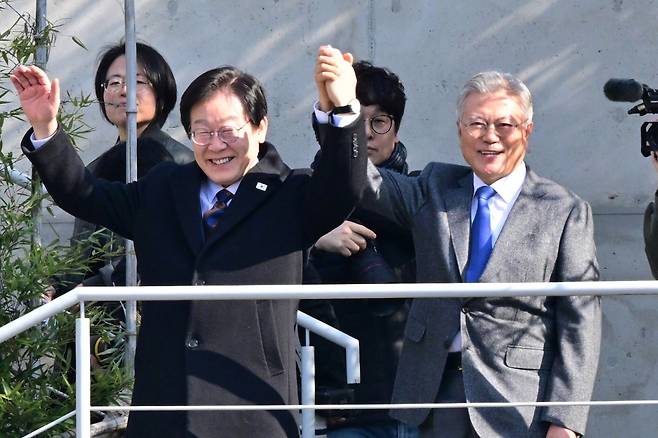 지난 1월 경남 양산 평산마을에서 만난 이재명 더불어민주당 당시 대표와 문재인 전 대통령. 뉴시스