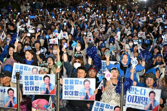 3일 심야 지상파 방송3사(KBS·MBC·SBS)가 이재명 대통령 당선인의 ‘당선 확실’을 발표하자 서울 여의도 국회 앞에 마련된 더불어민주당의 국민개표방송 현장에 모여 있던 지지자들이 환호하고 있다. 이병주 기자