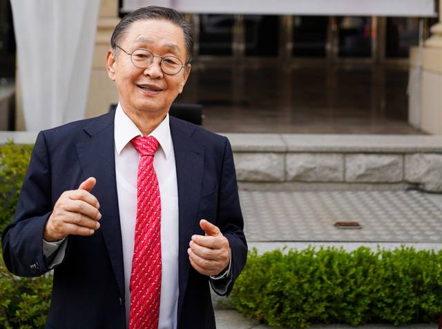 강덕영 이사장이 지난달 26일 서울 강남 유나이티드문화재단에서 인터뷰를 마친 후 기념촬영을 하고 있다. 전병선 기자