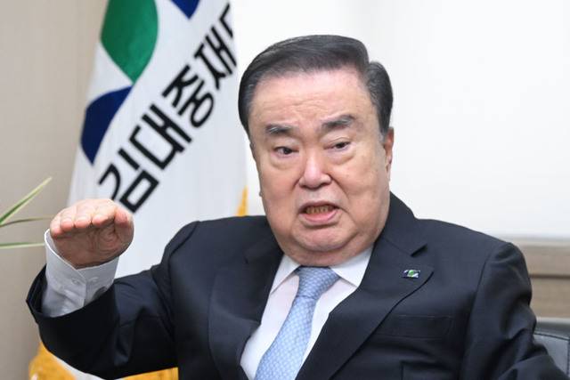 문희상 전 국회의장이 4일 서울 여의도 김대중재단 사무실에서 국민일보와 인터뷰를 하고 있다. 노무현정부 초대 대통령 비서실장을 지낸 문 전 의장은 이재명 대통령에게 통합을 최우선 과제로 주문했다. 권현구 기자