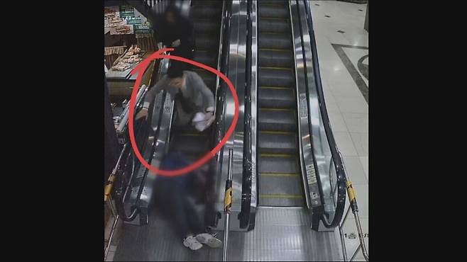 에스컬레이터에서 쓰러진 여성을 병원 직원이 구하고 있다. / 사진 = 온병원 제공