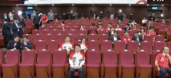 3일 서울 여의도 국회도서관에 마련된 국민의힘 개표상황실 안철수 국민의힘 공동선대위원장(앞줄 왼쪽)이 앉아있다. [사진 = 국민의힘 유튜브 캡처]