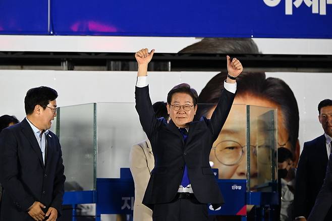 이재명 더불어민주당 대통령 당선인이 4일 서울 여의도에서 지지자들에게 인사를 하고 있다. [김호영 기자]