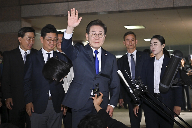 이재명 제21대 대통령 당선인이 3일 밤 대선 승리가 확실시되자 인천 계양구의 자택을 나서며 손을 들어 환호하는 주민들에게 인사하고 있다. 그는 이어 서울 여의도 더불어민주당 당사로 이동해 선거대책위원회 관계자들을 격려하고 지지자들을 직접 만났다. [인천 = 한주형 기자]