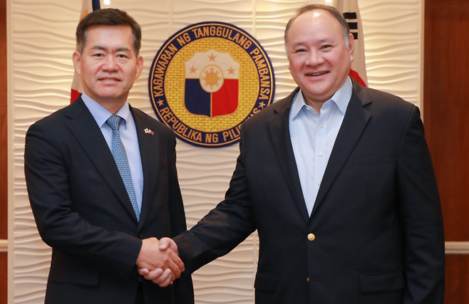 지난 3월 17일 석종건 방위사업청장이 필리핀 마닐라에서 길베르토 테오도로 주니어 국방장관과의 면담에 앞서 악수하고 있다. [방위사업청]