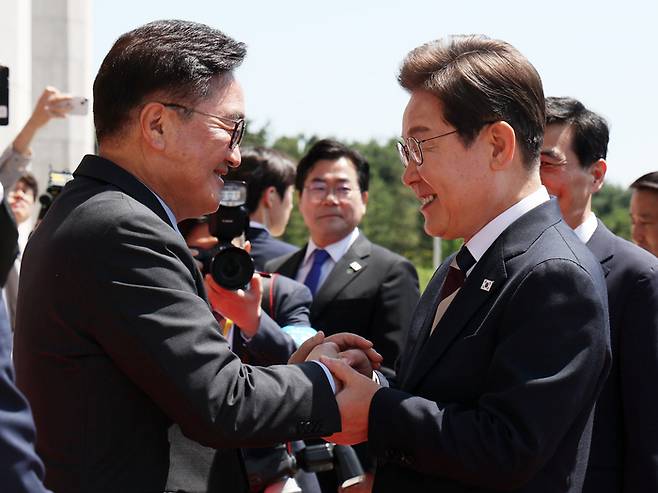 이재명 대통령이 취임 선서를 하기 위해 4일 오전 서울 여의도 국회에 들어서며 우원식 국회의장과 악수하고 있다. [사진 출처 = 국회사진기자단, 연합뉴스]