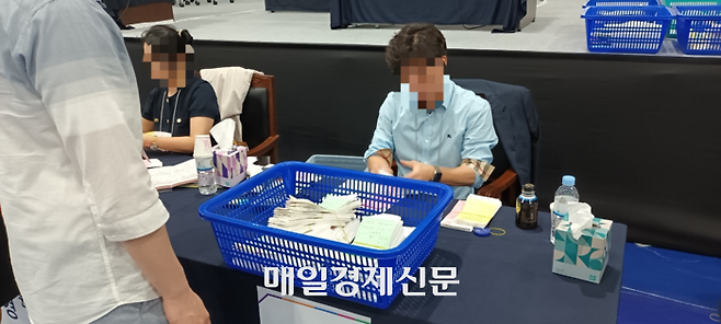 8명의 선거위원들이 차례로 개표된 투표용지에 이상이 없는지를 확인하고 있다. [사진 지혜진 기자]