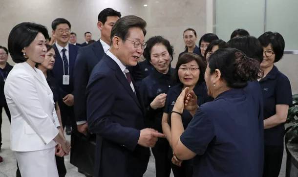 이재명 대통령이 4일 서울 여의도 국회에서 열린 제21대 대통령 취임선서식을 마치고 청소근로자들과 인사를 하고 있다. [사진 출처 = 연합뉴스]