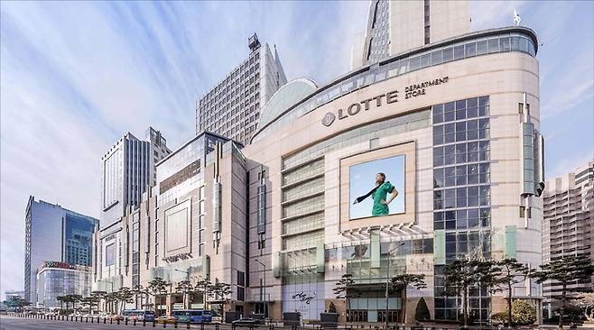 롯데그룹이 공정거래위원회가 집계하는 공정자산 기준 재계 5위를 탈환했다. 다만, 일종의 회계 착시 효과라 할 수 있는 토지자산재평가로 순위가 올랐다는 점에서 시장 시선은  싸늘하다. (롯데백화점 제공)