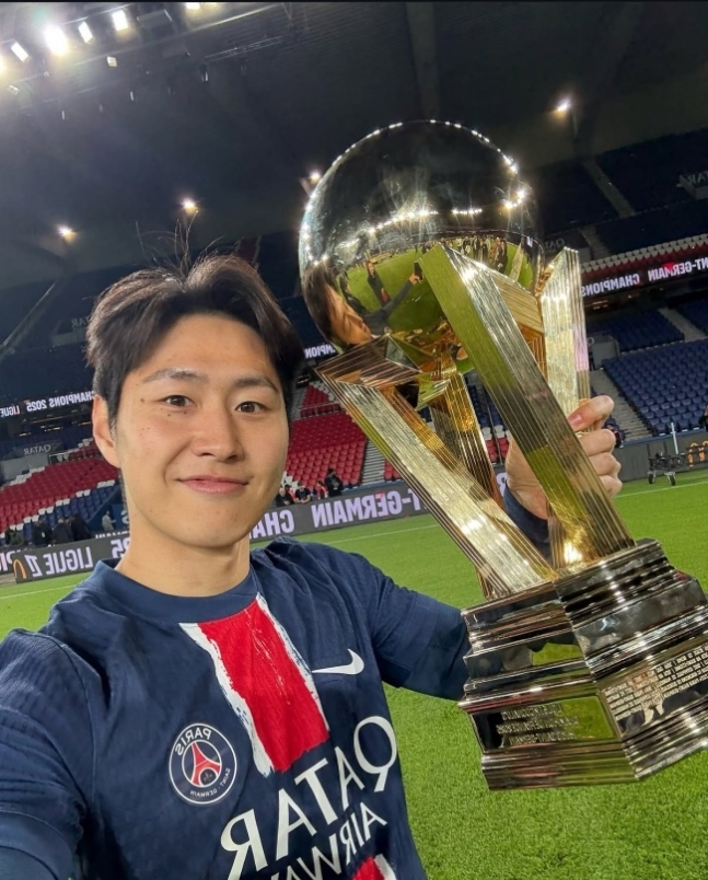 ‘레퀴프’에 따르면 PSG 핵심 관계자는 “어떤 선수도 헐값엔 팔지 않을 것”이라며 “우리 선수를 원한다면 우리가 제시하는 가격에 맞춰야 한다”고 강조했다. 사진=이강인 SNS
