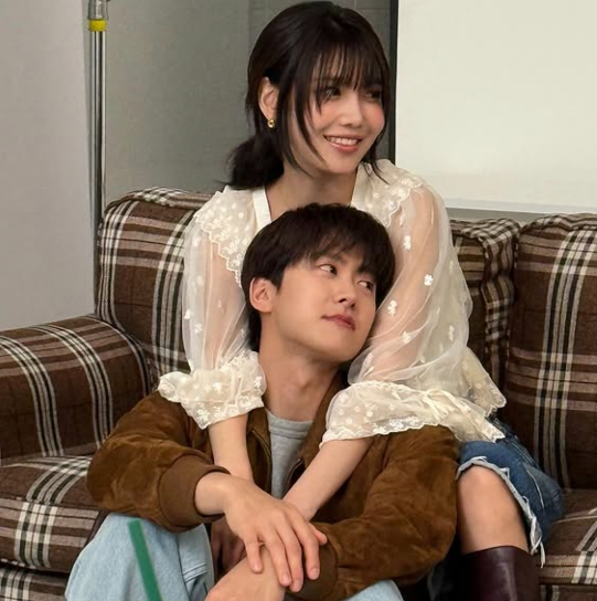 ‘금주를 부탁해’ 촬영 중 공명과 함께한 커플 사진을 공개했다.사진=최수영 SNS