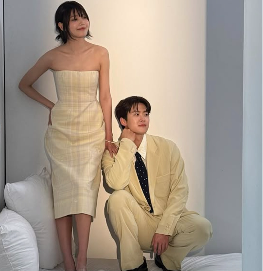 두 사람은 각각 클래식한 수트와 보디라인이 살아 있는 오프숄더 원피스를 매치해 ‘신혼부부룩’ 같은 스타일링을 완성했다. 사진=최수영 SNS