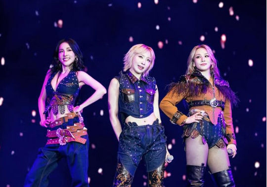 객석을 가득 메운 보라빛 응원봉과 뜨거운 환호 속에서 이들은 히트곡 메들리를 선보이며 관객들과 호흡했다.사진=산다라박 SNS