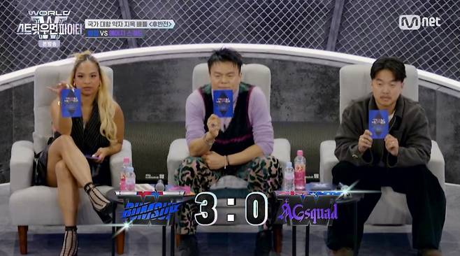 범접의 카드를 든 심사위원들. /사진=Mnet '월드 오브 스트릿 우먼 파이터' 캡처