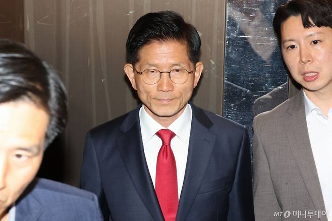 김문수 국민의힘 대선 후보가 4일 서울 여의도 당사에서 대선 승복 기자회견을 마친 뒤 엘리베이터에 탑승해 있다. (공동취재) 2025.06.04. /사진=뉴시스 /사진=